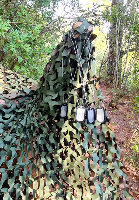 Equipamento camuflado utilizado numa atividade de team building com método militar em ambiente natural