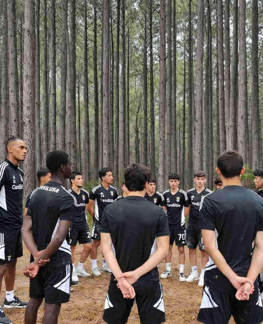 Grupo de atletas a receber formação