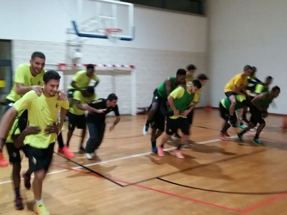 equipa de futebol a realizar exercício competitivo de carácter militar em pavilhão