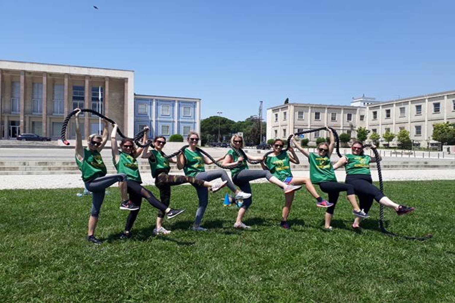 Atividades de grupo ao ar livre em despedida de solteiro com abordagem militar
