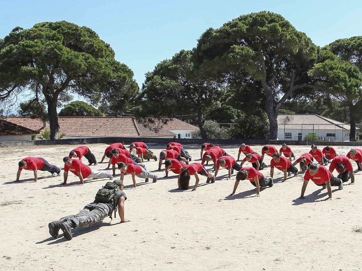Dinâmica de equipa com exercício físico em grupo