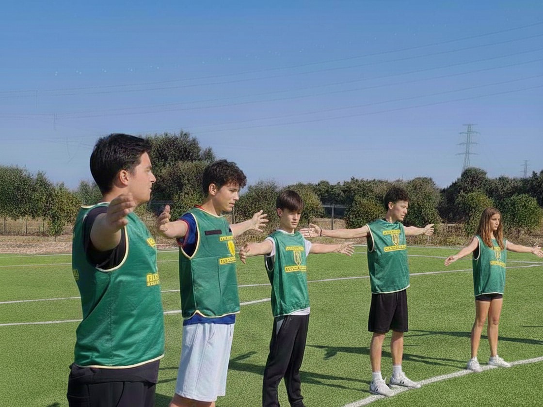 Grupo de estudantes a fazer exercícios num treino militar