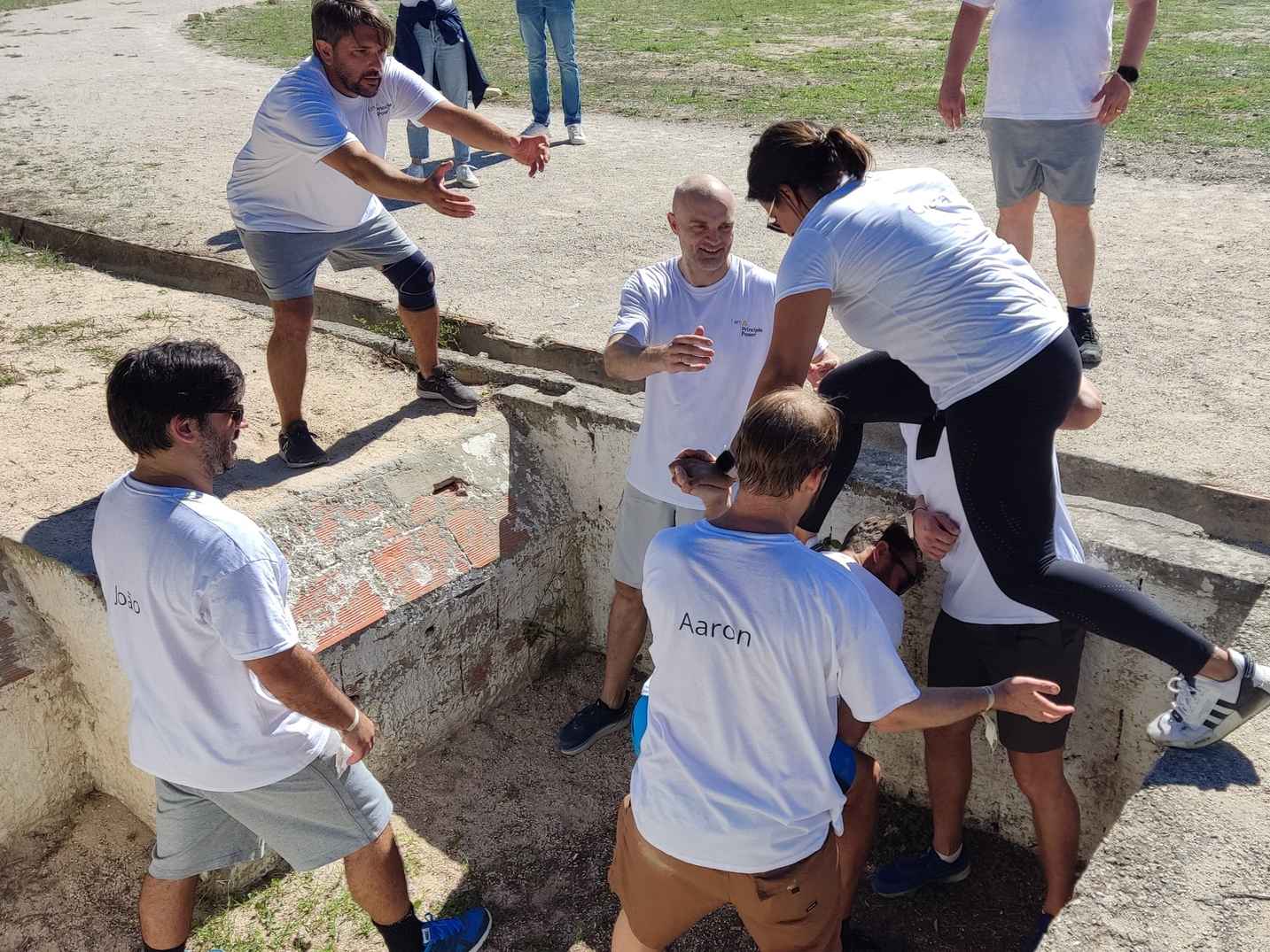 Exercício liderança com superação de obstáculos em grupo