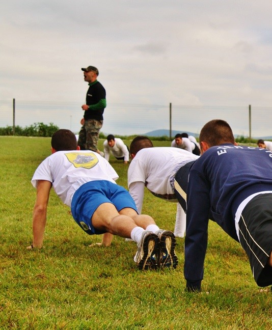 Instrutor militar a dar treino militar a um grupo de atletas