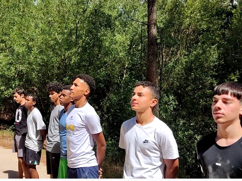 grupo de atletas de clube desportivo formados em linha numa formatura militar