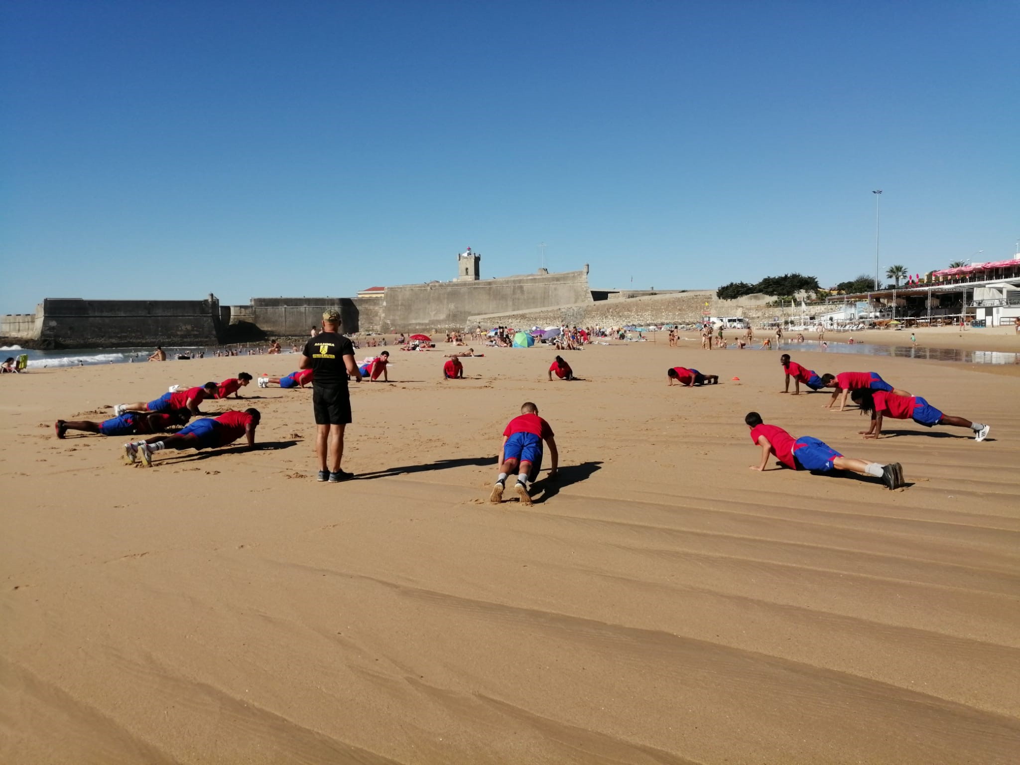 clube de futebol a fazer exercício  coletivo de disciplina na praia