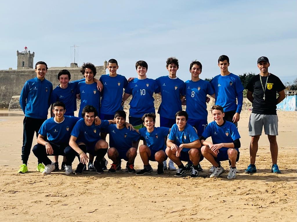 equipa de clube desportivo após team building na praia