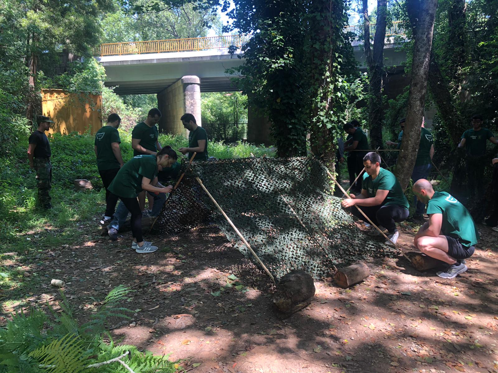 Atividade de team building focada na cooperação e comunicação