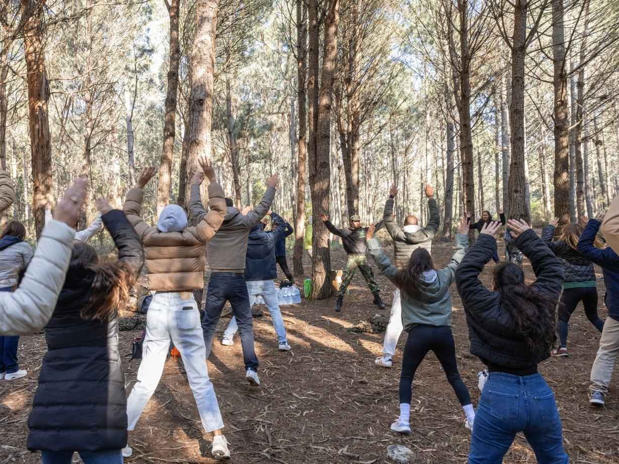 Atividade de team building com exercício de grupo em ambiente outdoor