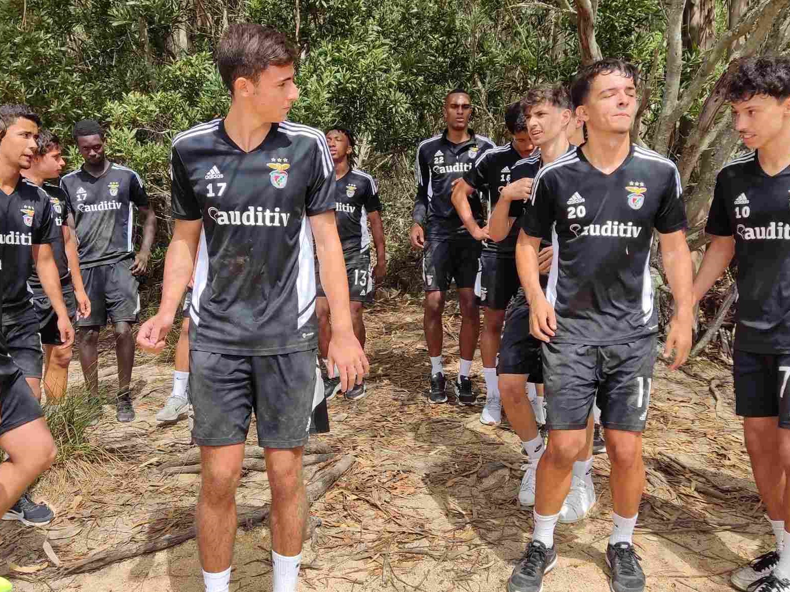 Grupo de atletas de clube de futebol em formação militar