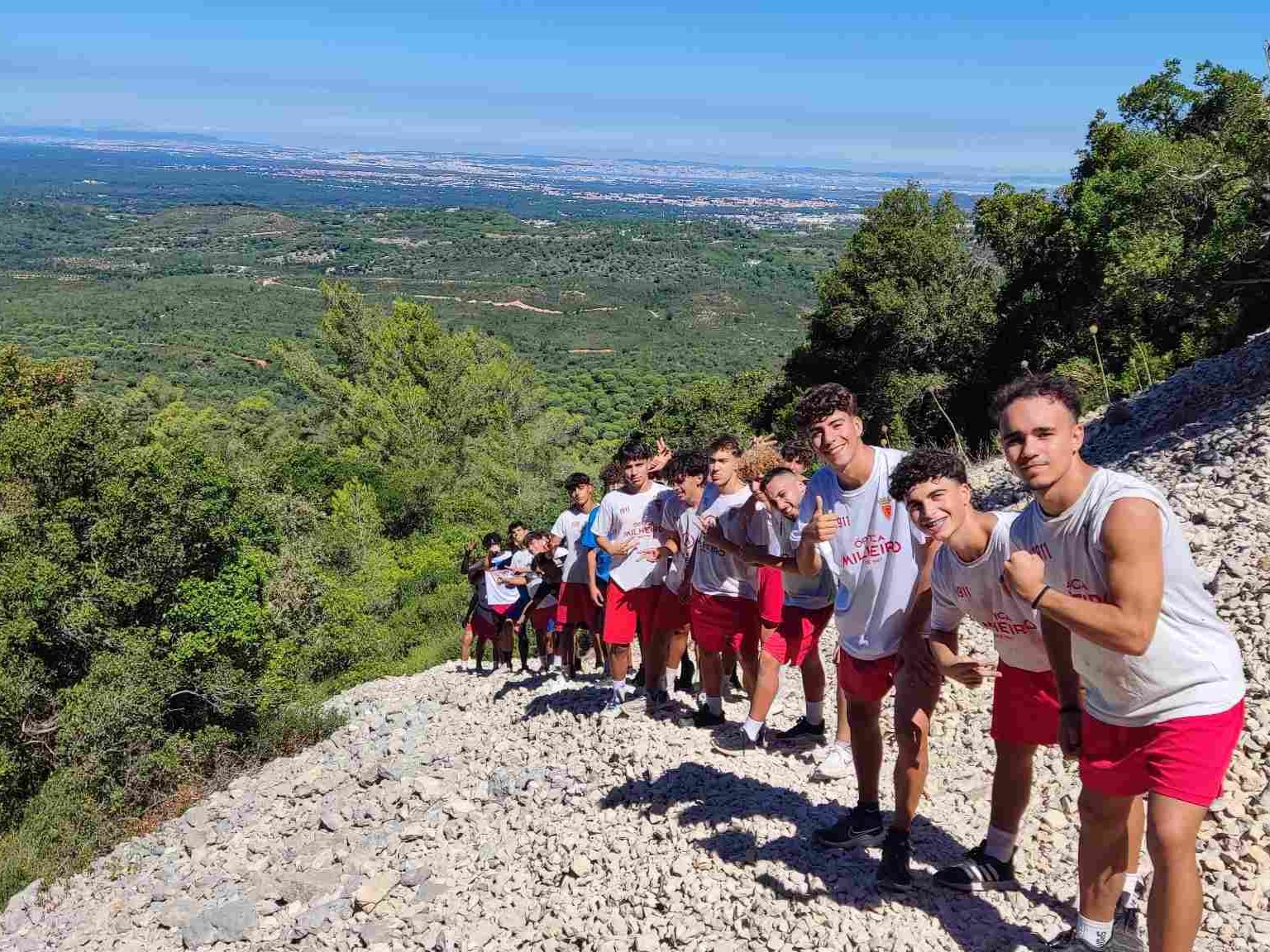 Equipa desportiva a realizar treino outdoor inspirado em metodologia militar