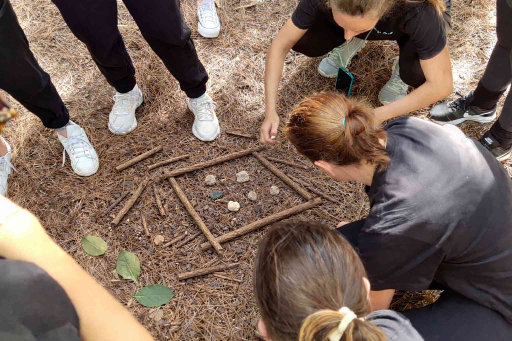 Dinâmica de team building com exercício de resolução de problemas em grupo de empresa